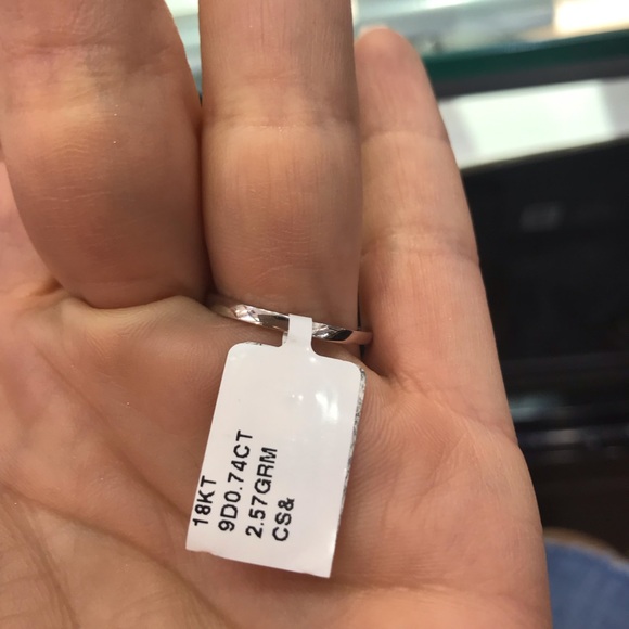 18kt Gold Emerald Engagement Ring - Picture 4 of 8